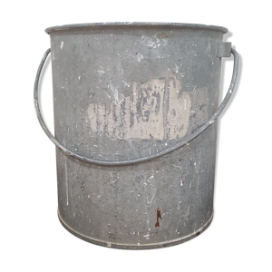 Seau de peintre gris