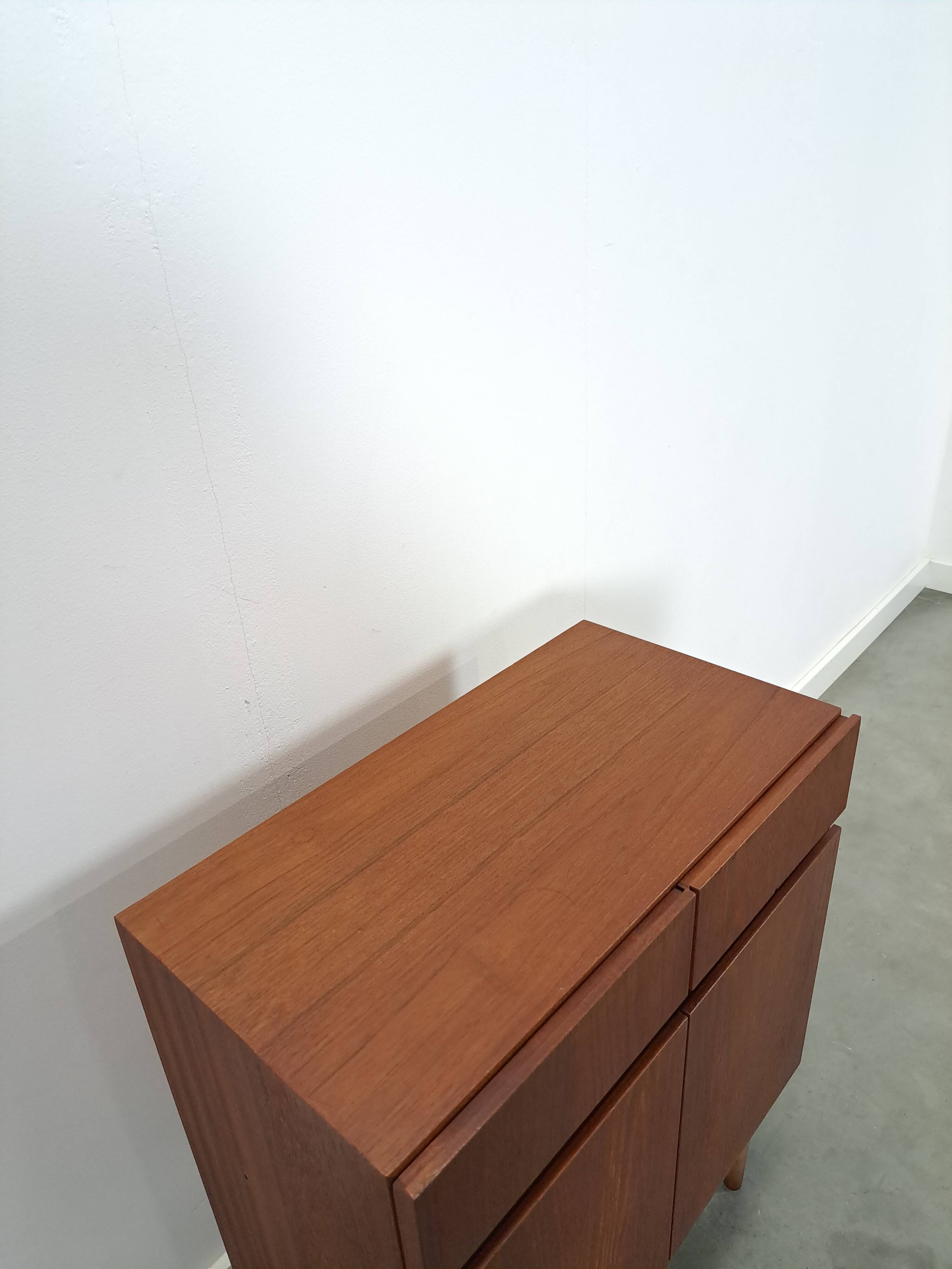 Teak fineer kastje met lades, nr. 2