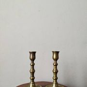 Paire de bougeoirs en laiton