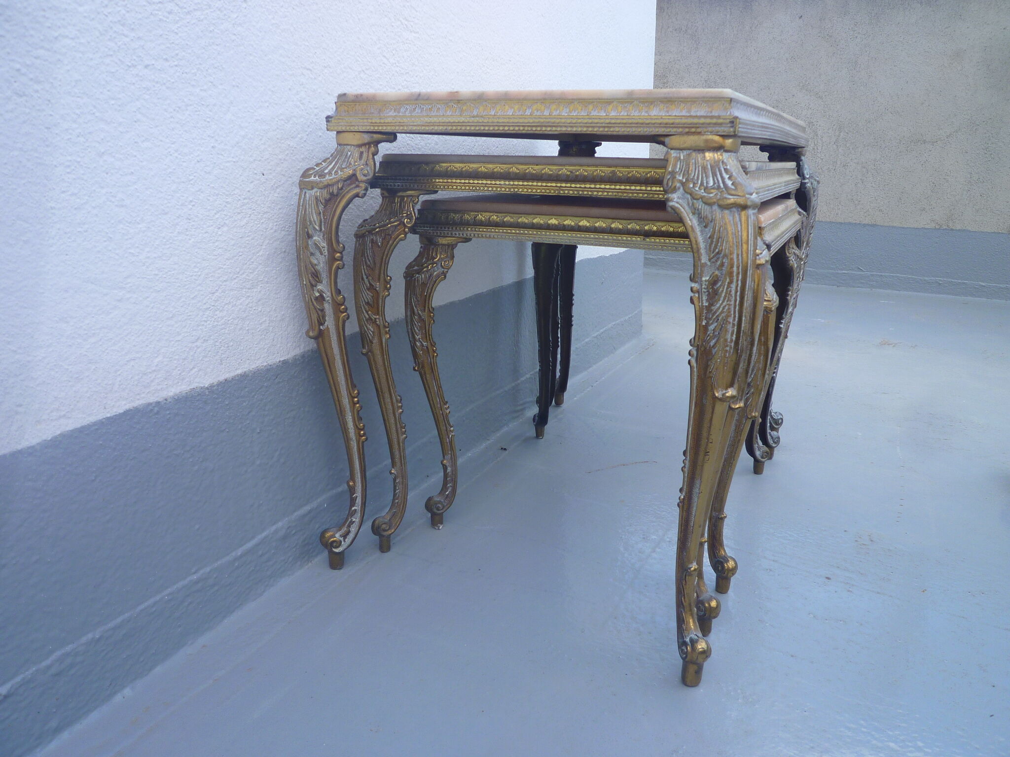 3 pull-out tables in brass and marble