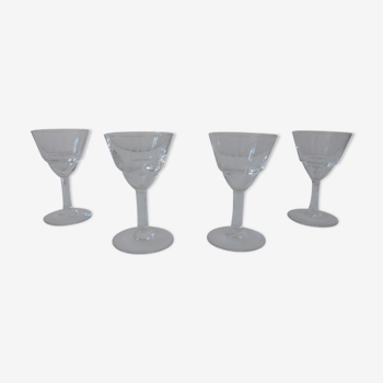 Lot 4 glasses with chiseled crystal liquor Height 8.6 cm Diameter upper edge 5.1 cm