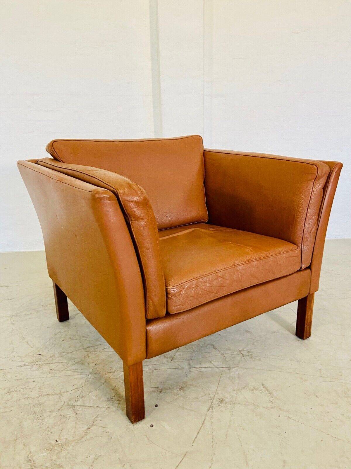 Fauteuil lounge scandinave vintage en cuir cognac, style milieu du siècle