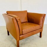 Fauteuil lounge scandinave vintage en cuir cognac, style milieu du siècle