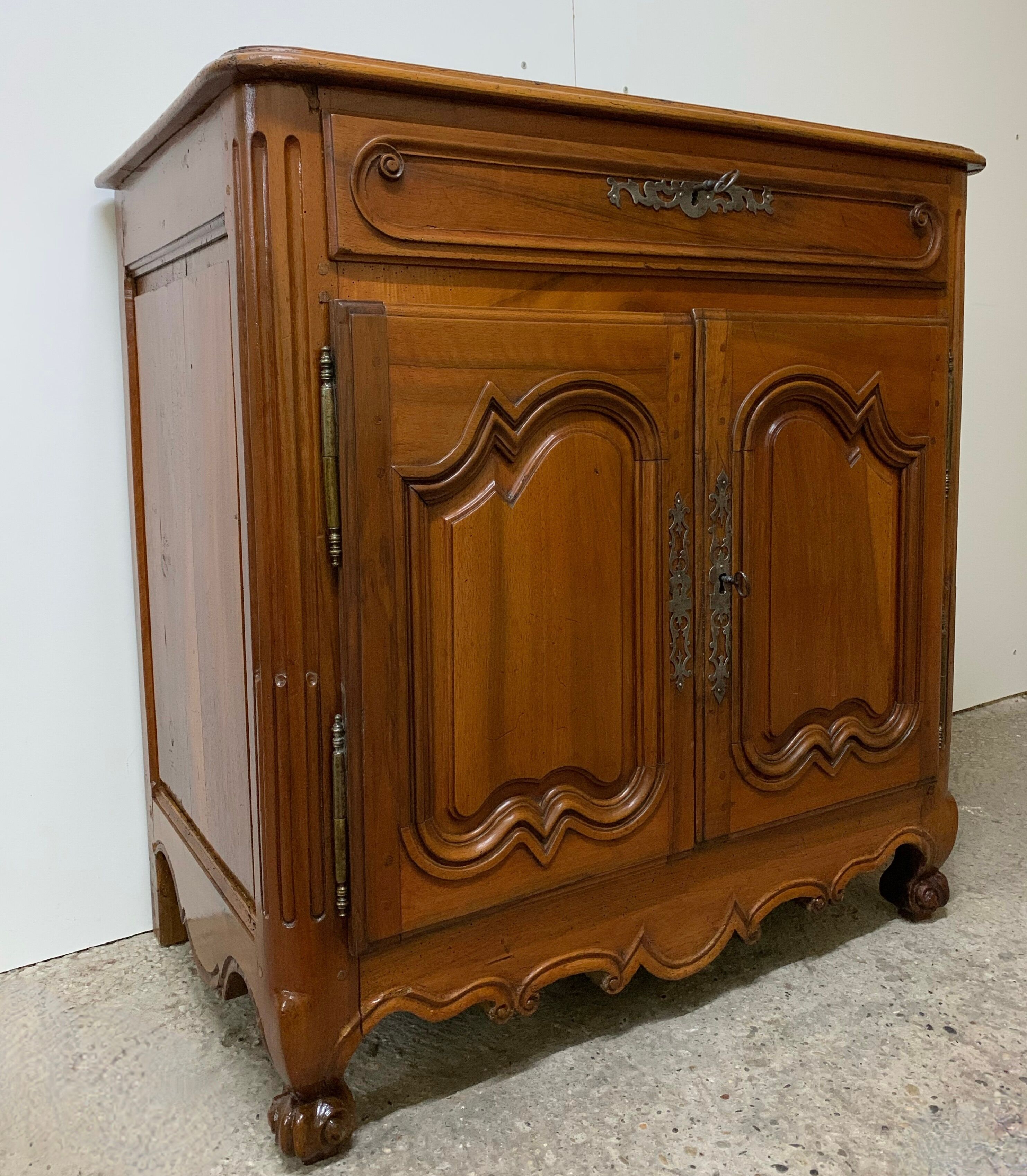 Bahut en noyer Louis XV d époque de la fin du XVIII siècle