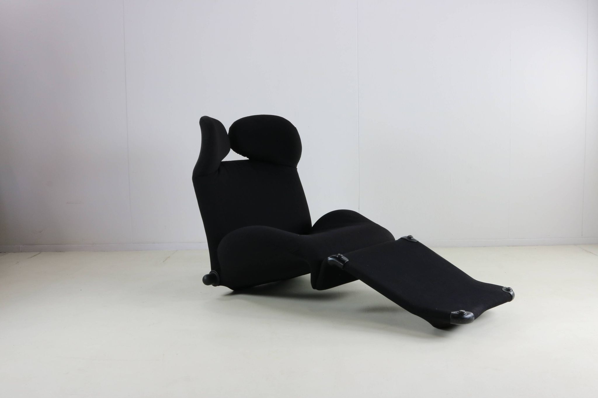 Eighties design easy chair / chaise-longue by Toshiyuki Kita for Cassina