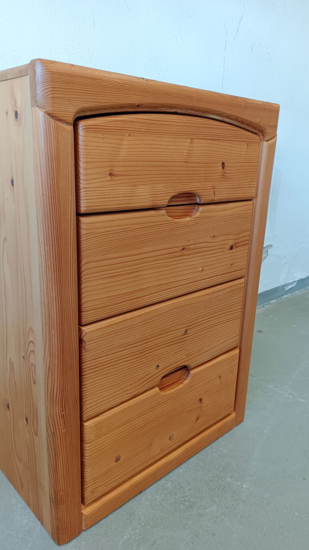 Pine chest of drawers