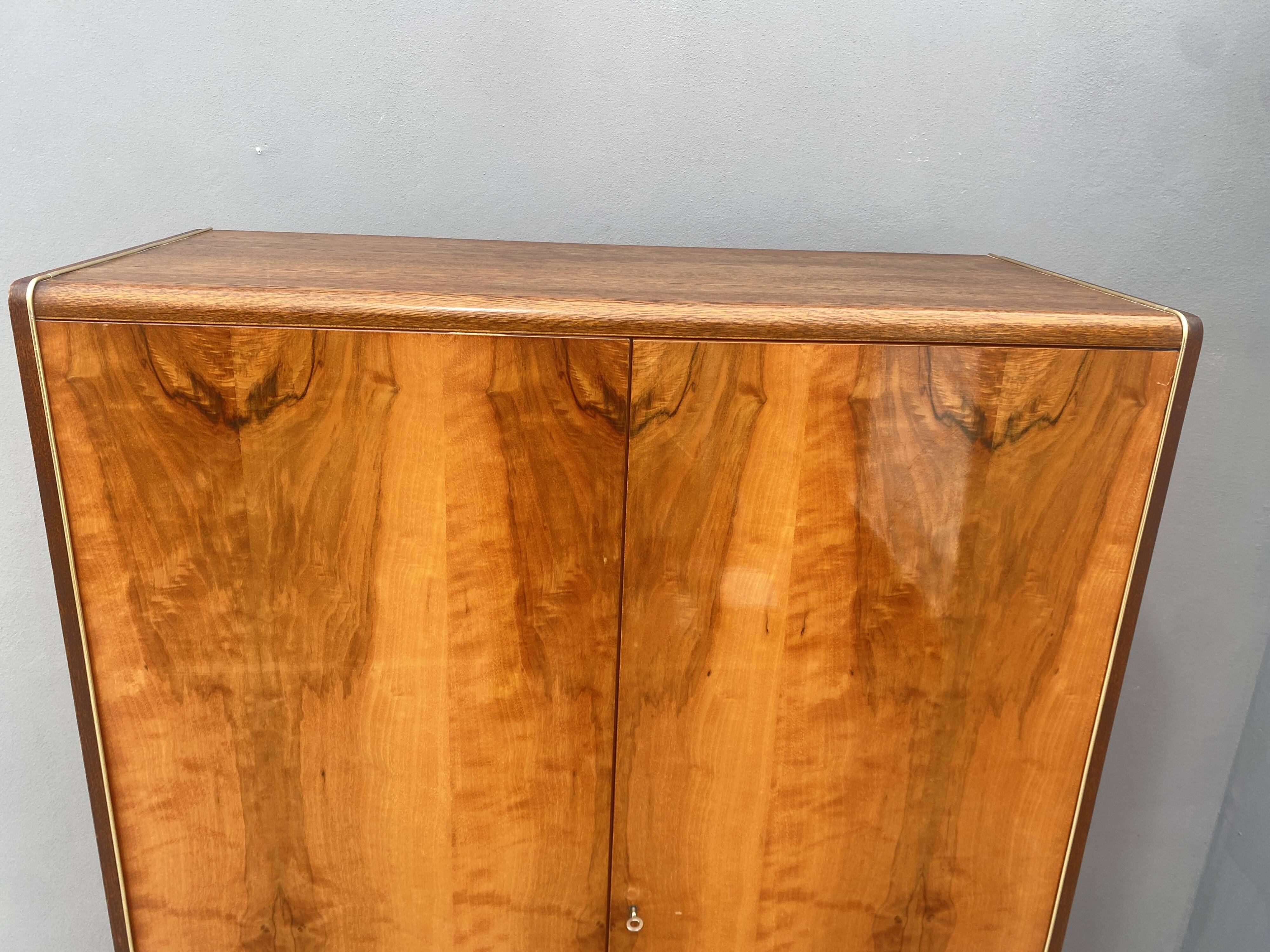 Armoire en noyer de Jitona, années 1970, Tchécoslovaquie