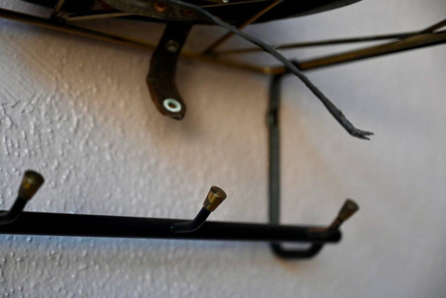Vintage retro wall coat rack – Black metal & brass Mid-Century design