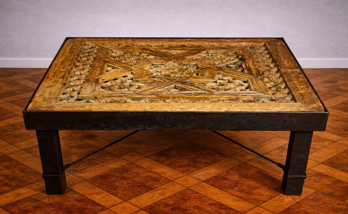 Coffee table / living room table with a sculpted top – Handcrafted – 20th century