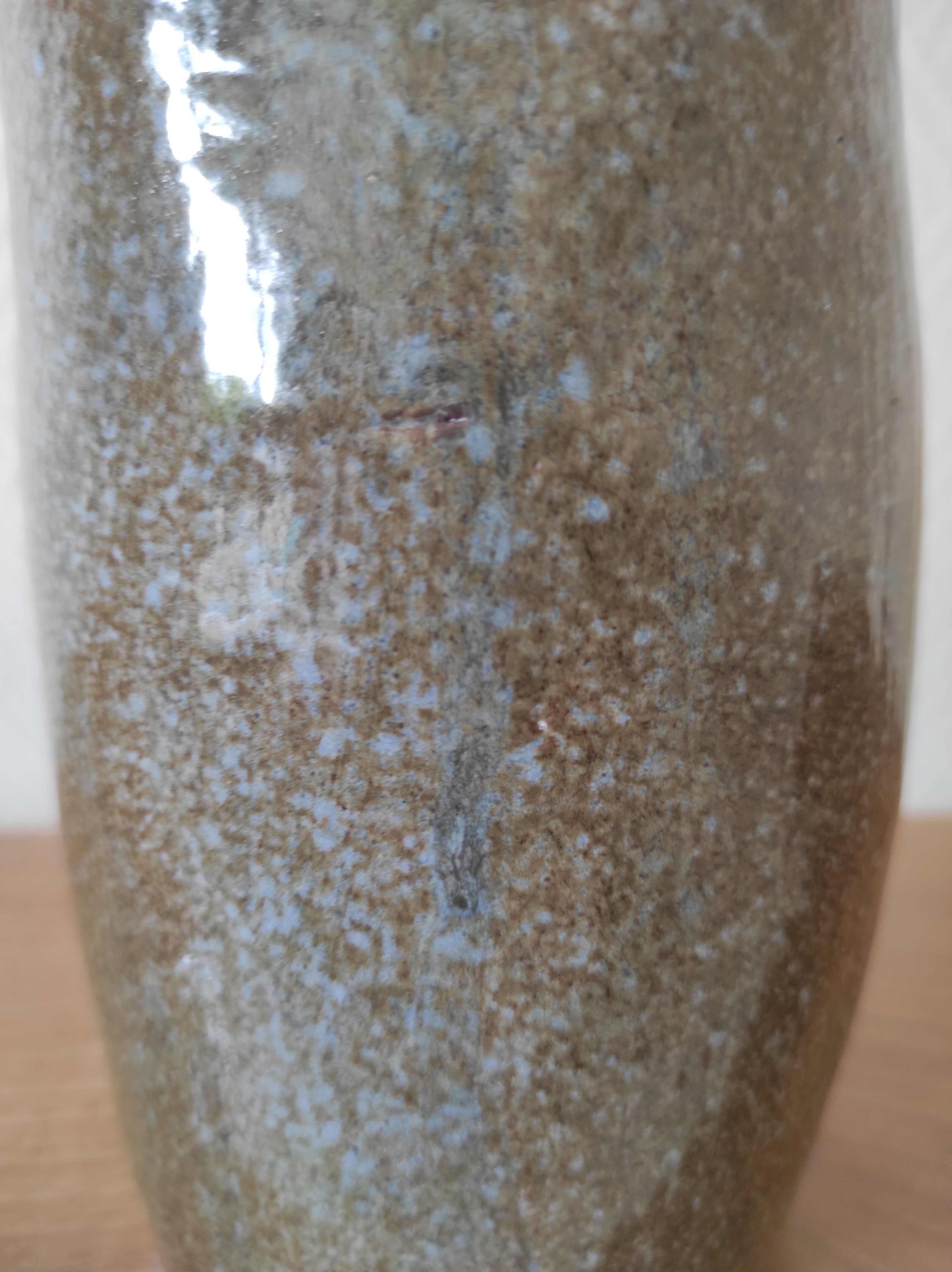 Vase artisanal signé,en terre vernissée