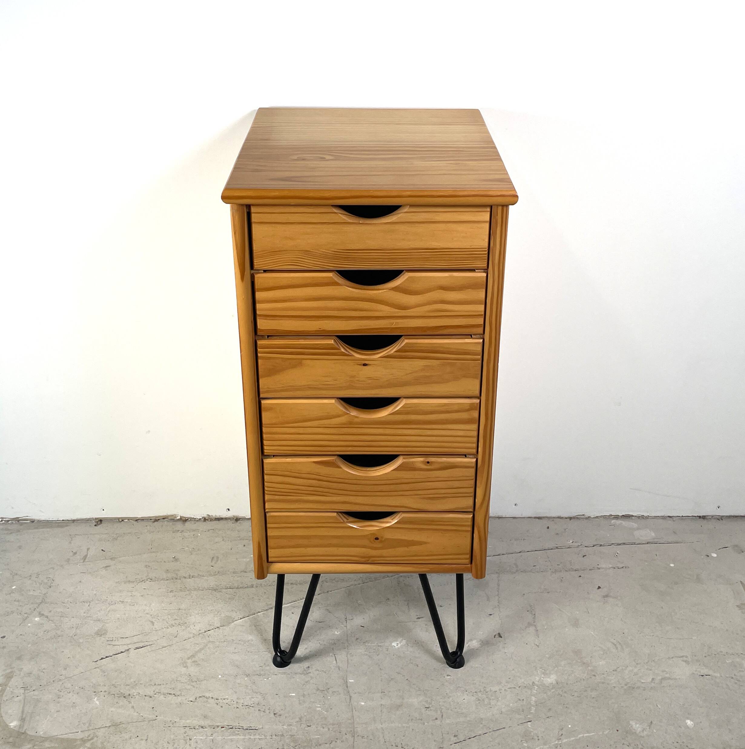 Commode sur pieds en épingle à cheveux, style scandinave