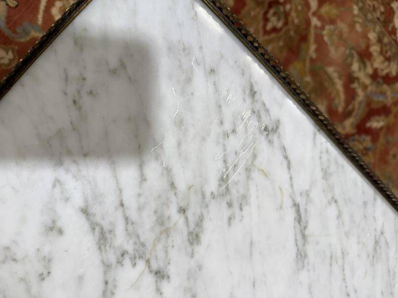 Table basse de style Louis XVI en marbre blanc et merisier