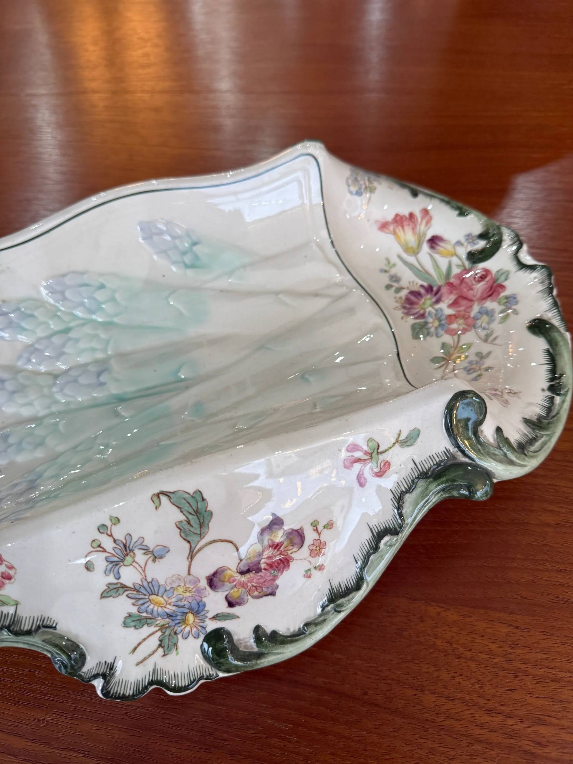 Old Longchamps plate Terre de Fer – Model 1428 – Floral decoration & asparagus in relief – 39 x 23 cm