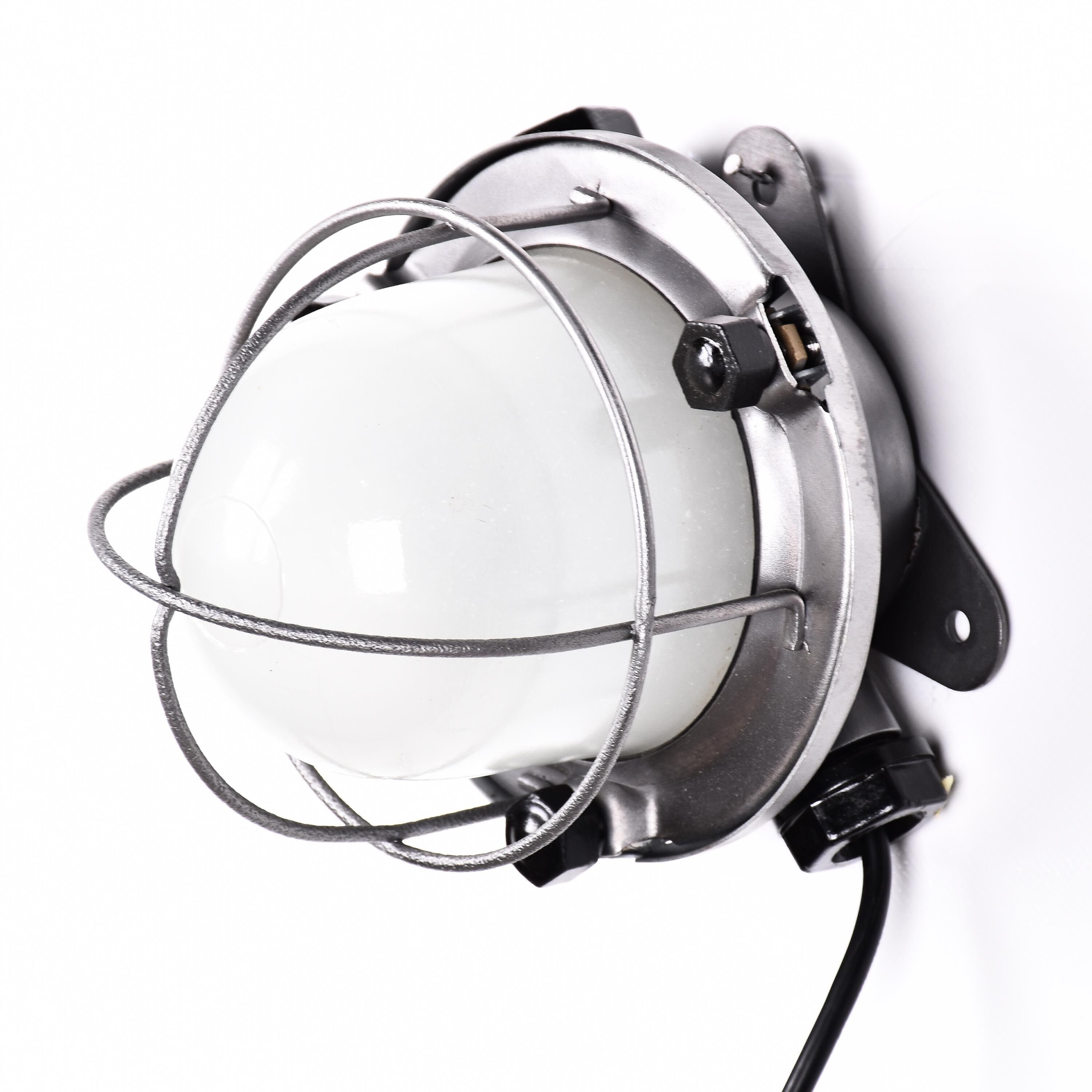 Industrial wall lamp