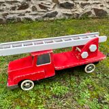 Camion de pompier avec échelle en bois