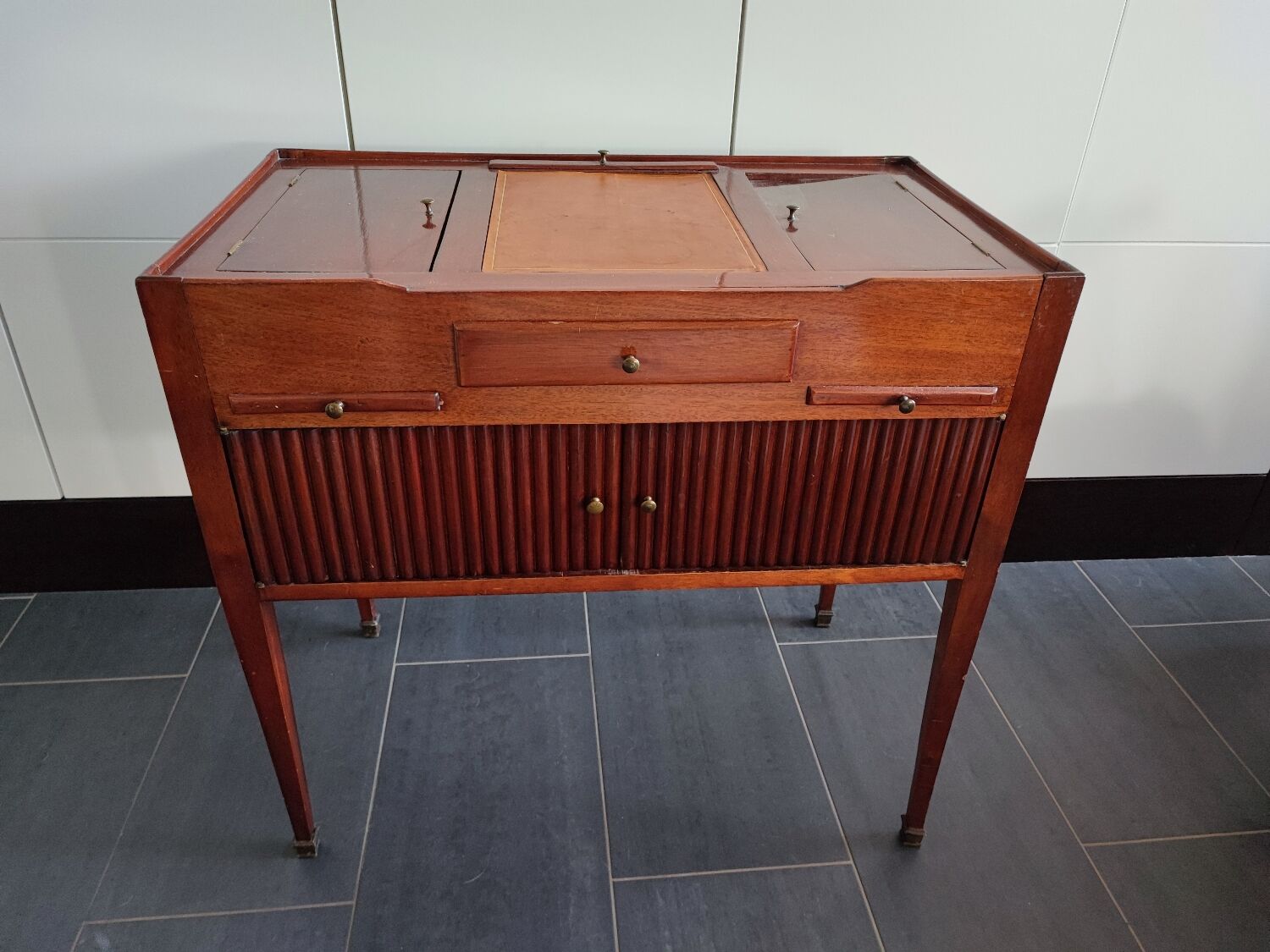 Coiffeuse avec miroir et revêtement cuir