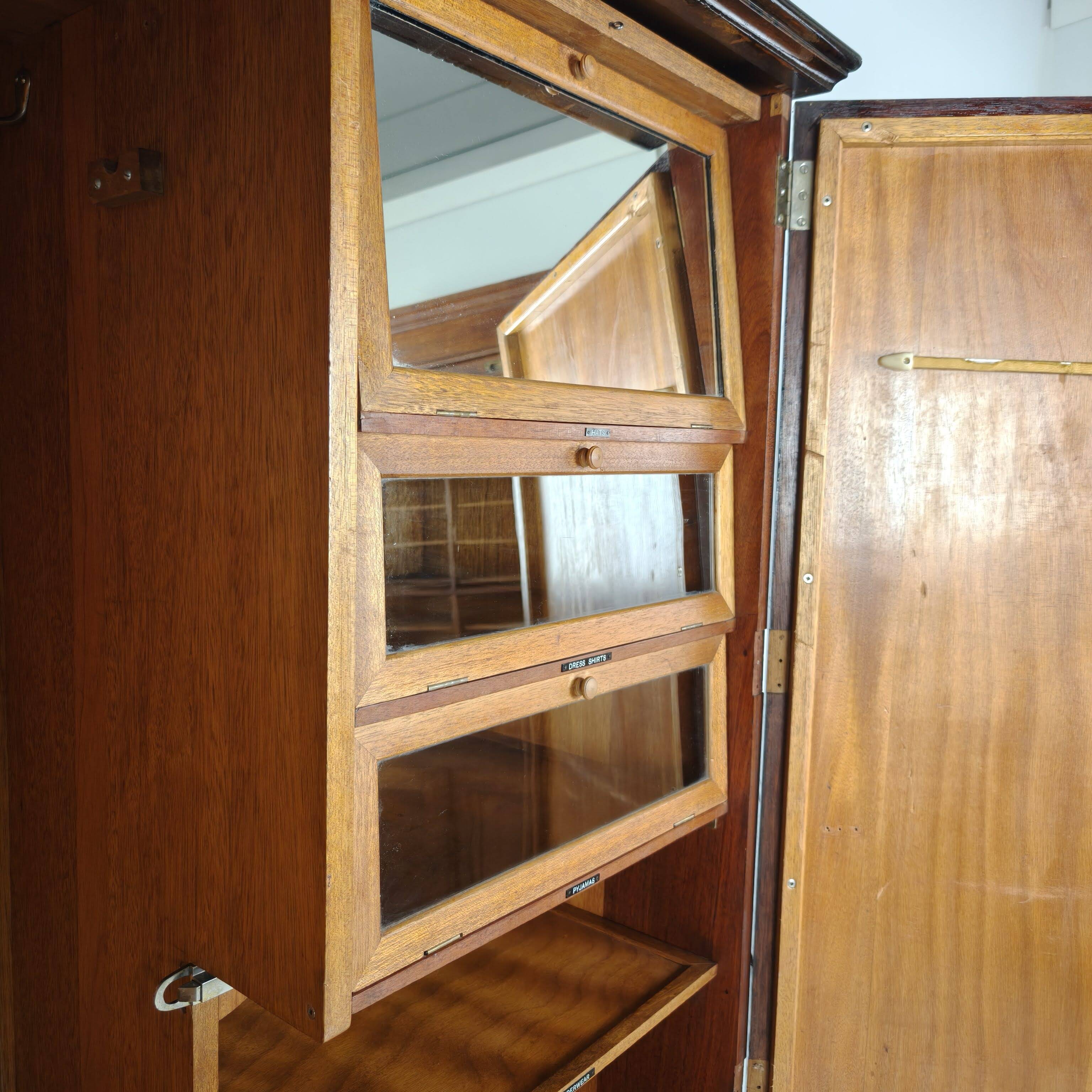Armoire compacte pour homme en chêne Art Déco anglais