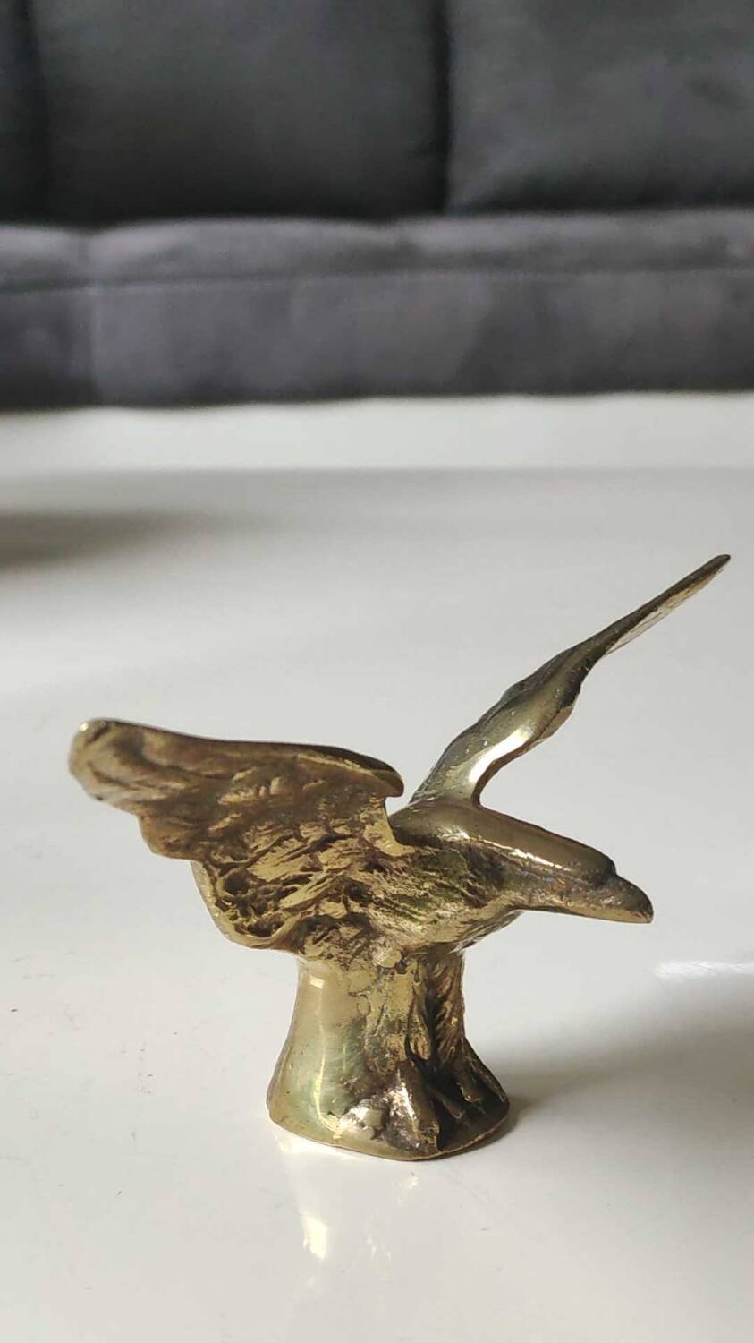 Eagle figurine sculpture with outstretched wings, in solid brass. Size 8 x 15 cm
