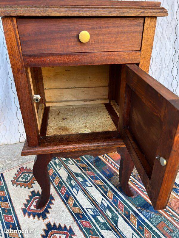 Vintage bedside table in solid wood – curved legs
