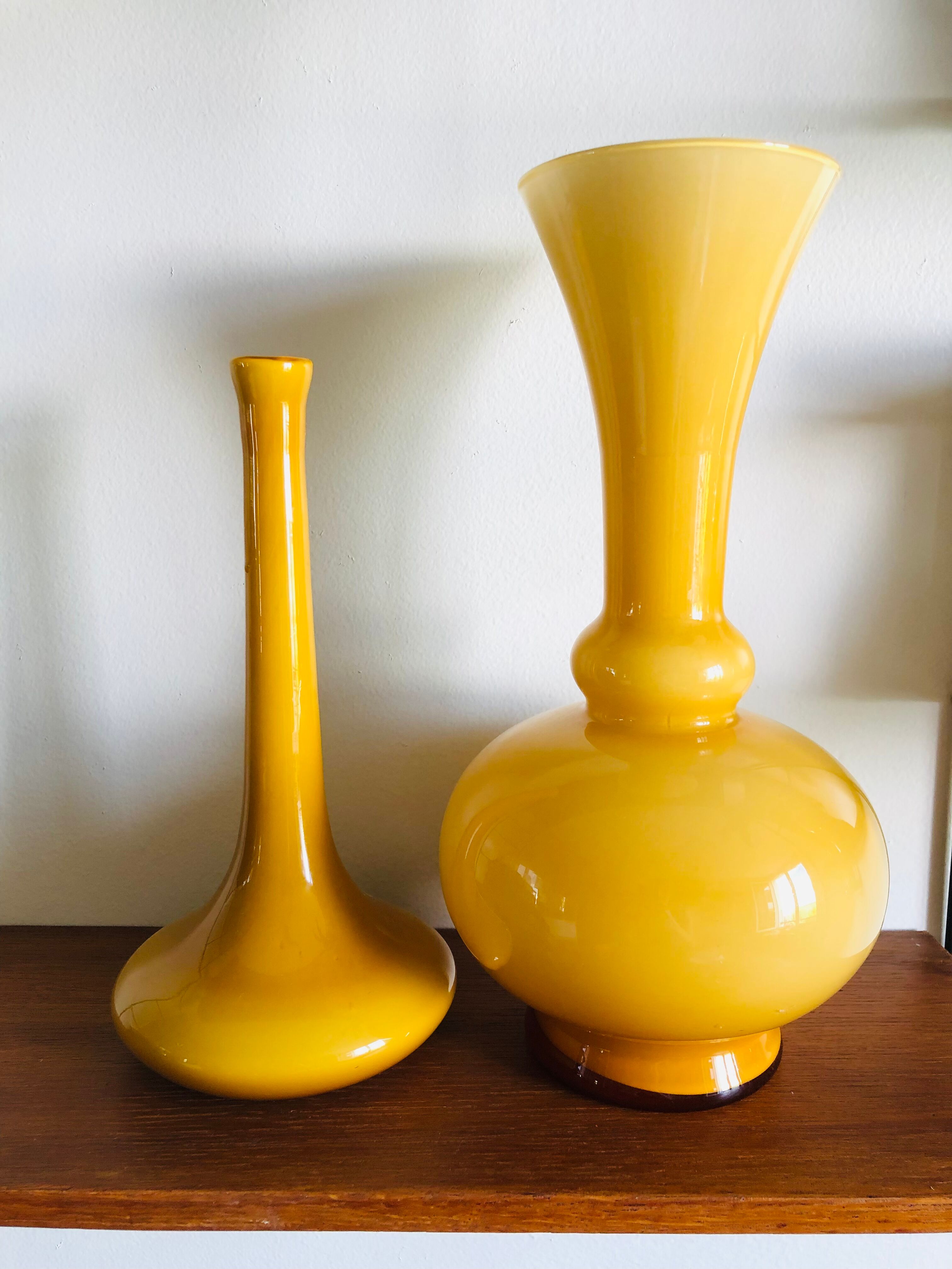 Vase looped soliflore in opaline yellow ochre