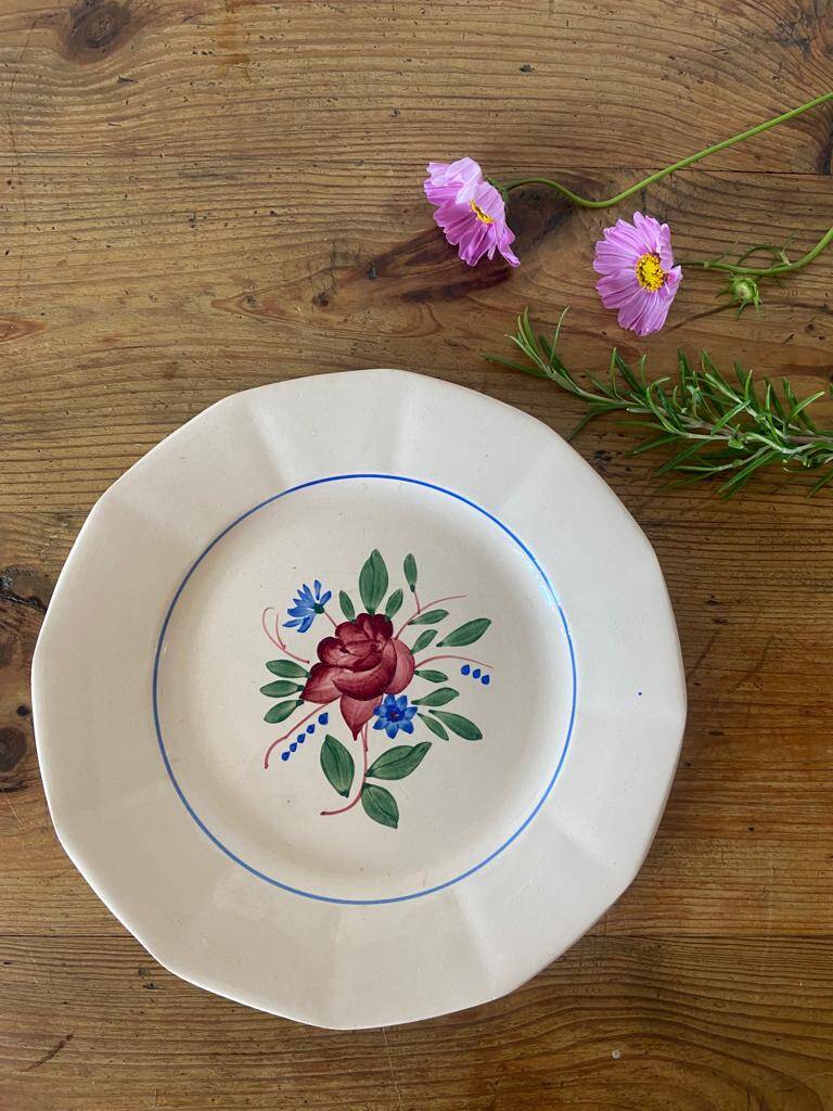 Assiette plate Digoin couleur rose, année 30/40, décor bouquet floral