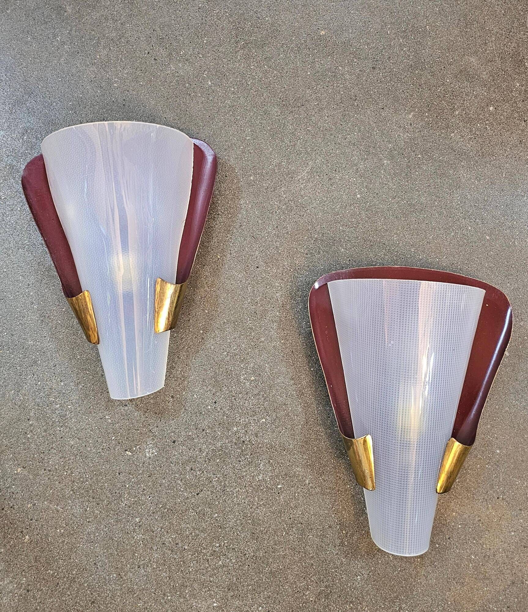 Pair of brass wall lights in Mid Century Modern style attributed to Stilnovo.