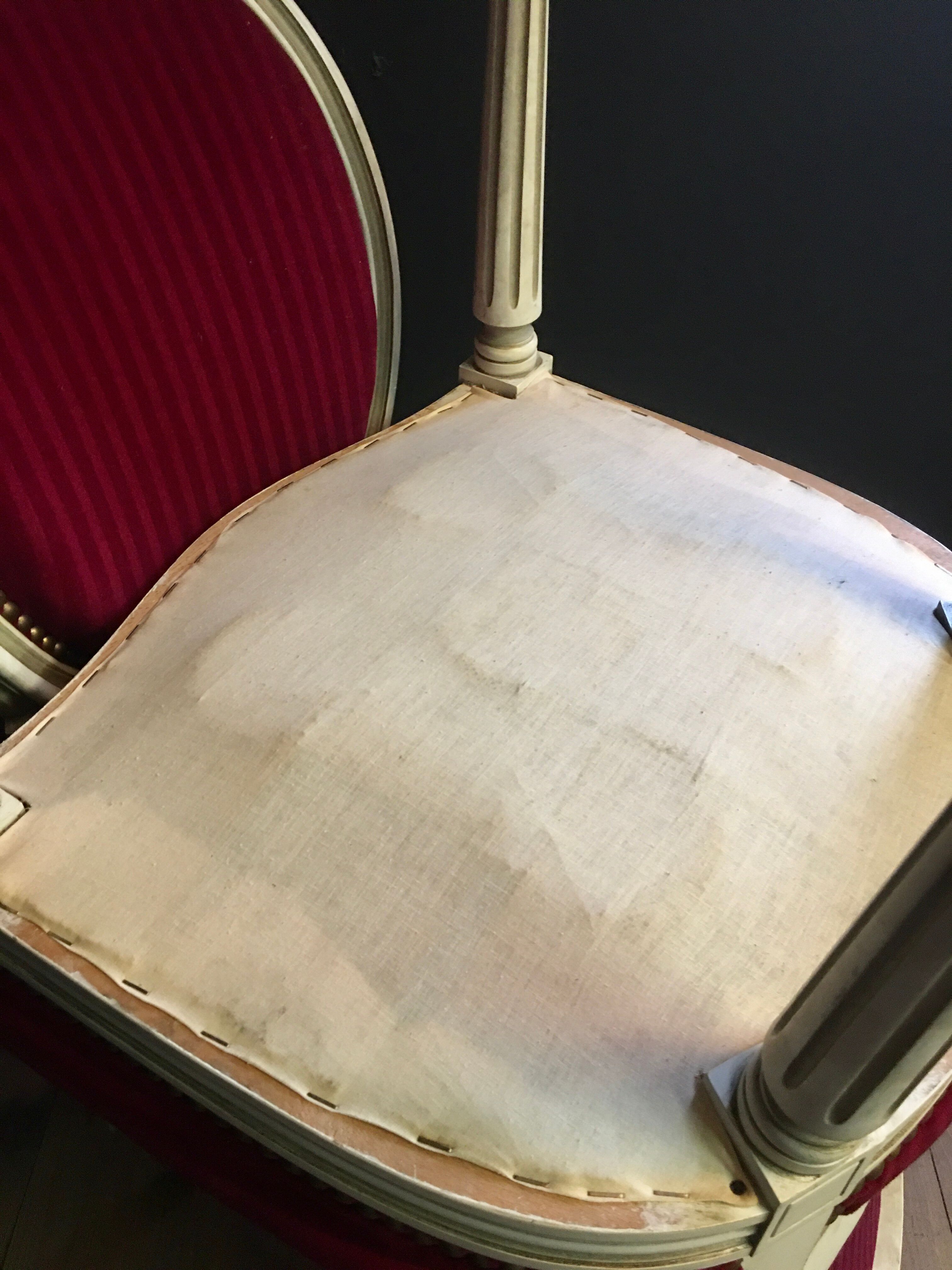 Paire de chaises médaillons rouges
