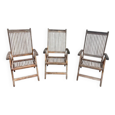 Lot de trois fauteuils de jardin pliants anciens en bois exotique ou teck