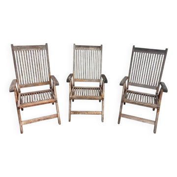 Lot de trois fauteuils de jardin pliants anciens en bois exotique ou teck