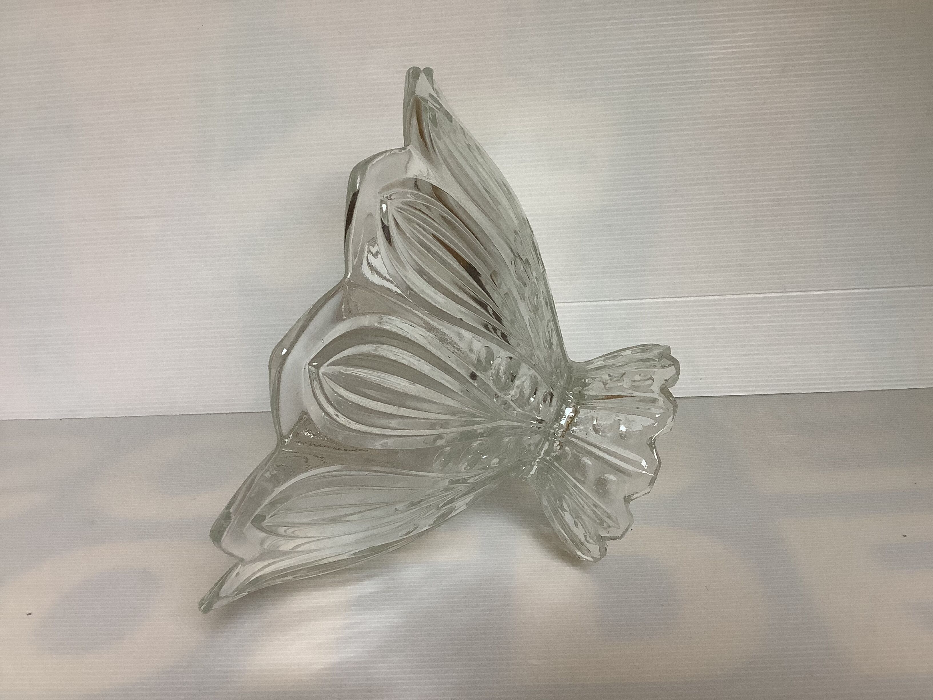 Old flower-shaped bubble round footed cup