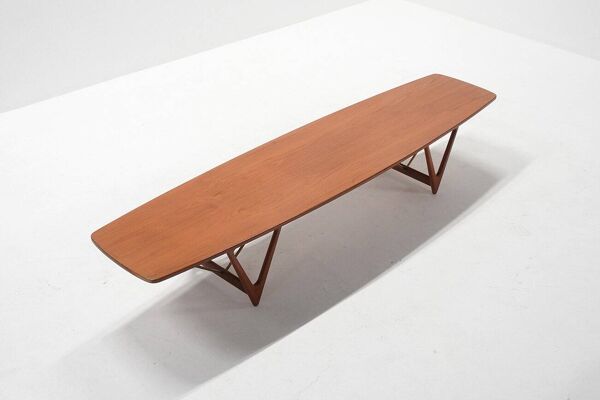 Table basse en forme de grande planche de surf par Kurt Ostervig pour Jason Møbler, années 1960.