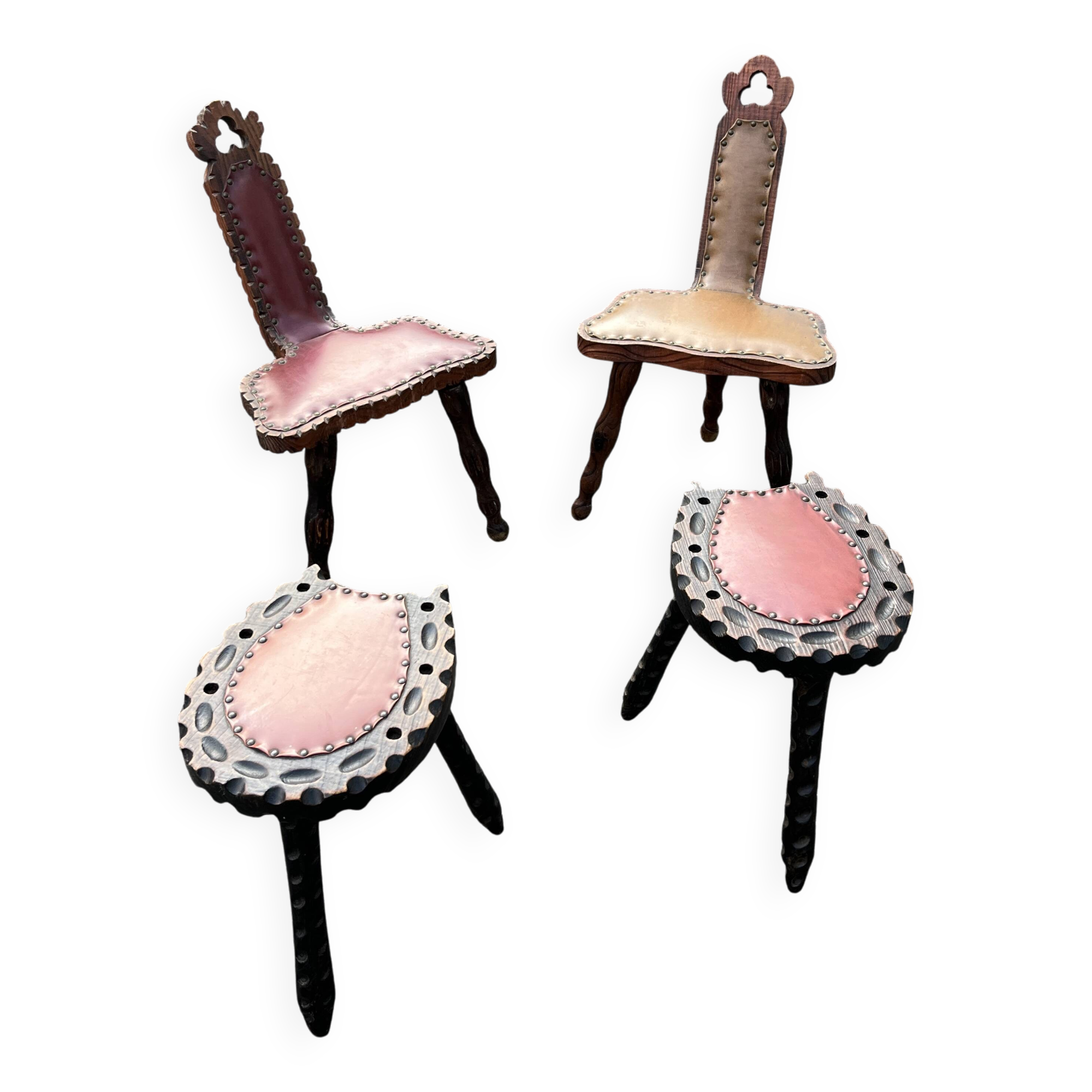 Lot de 2 chaises et 2 tabourets rustiques – cuir clouté et bois sculpté