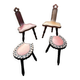 Lot de 2 chaises et 2 tabourets rustiques – cuir clouté et bois sculpté