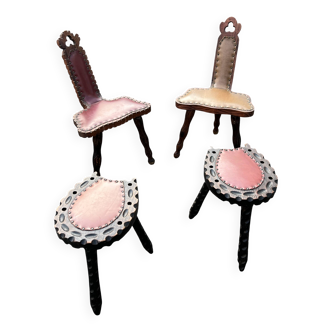 Lot de 2 chaises et 2 tabourets rustiques – cuir clouté et bois sculpté
