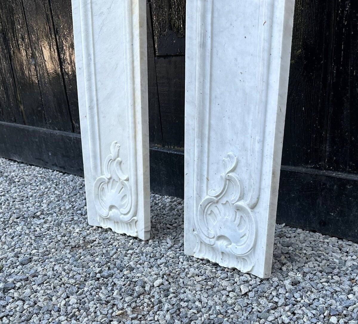Pair of Louis XV pilasters in Carrara marble, 18th century