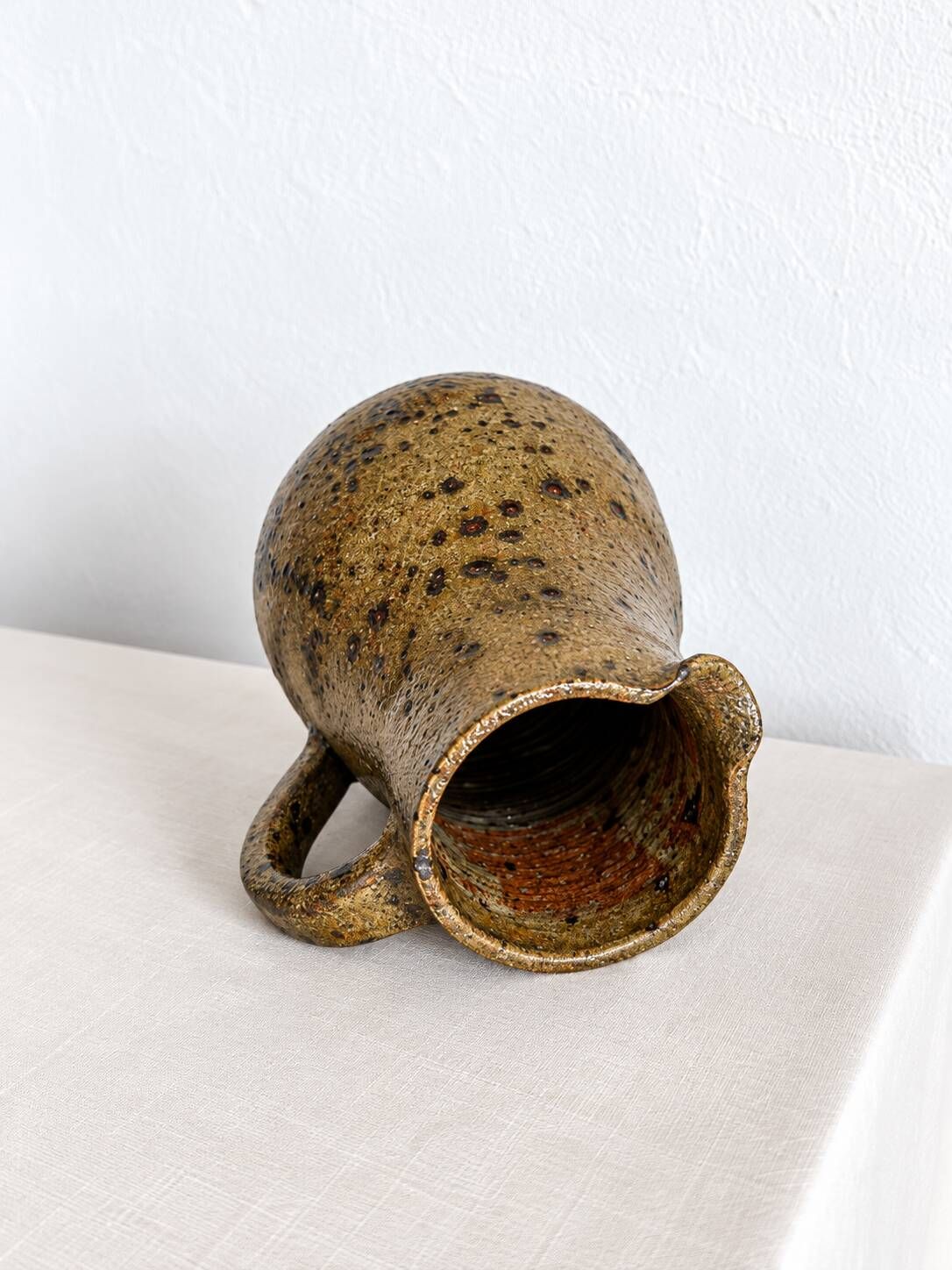 Petit pichet en grès moucheté, poterie artisanale vintage