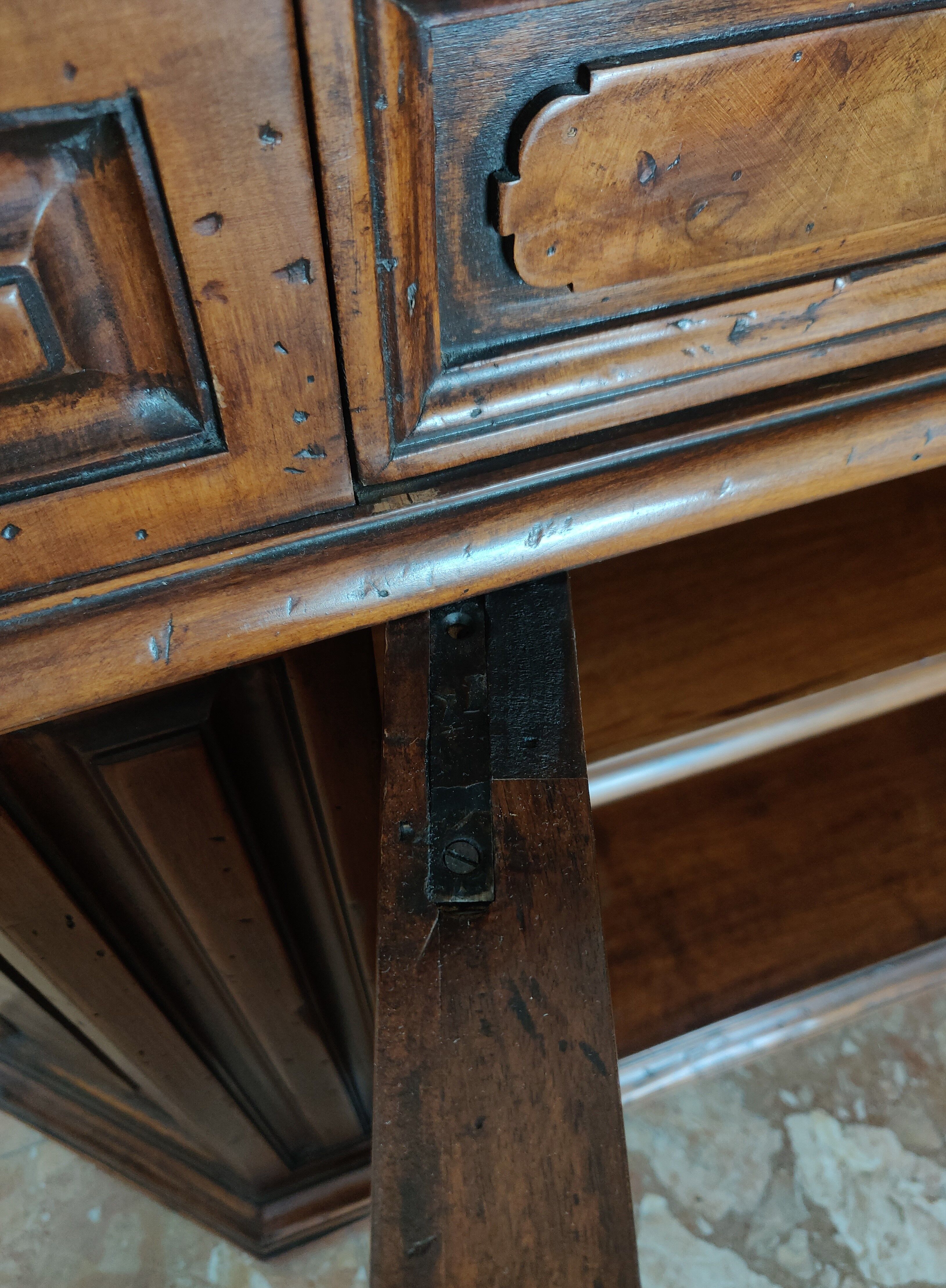 2-door walnut buffet Tonges