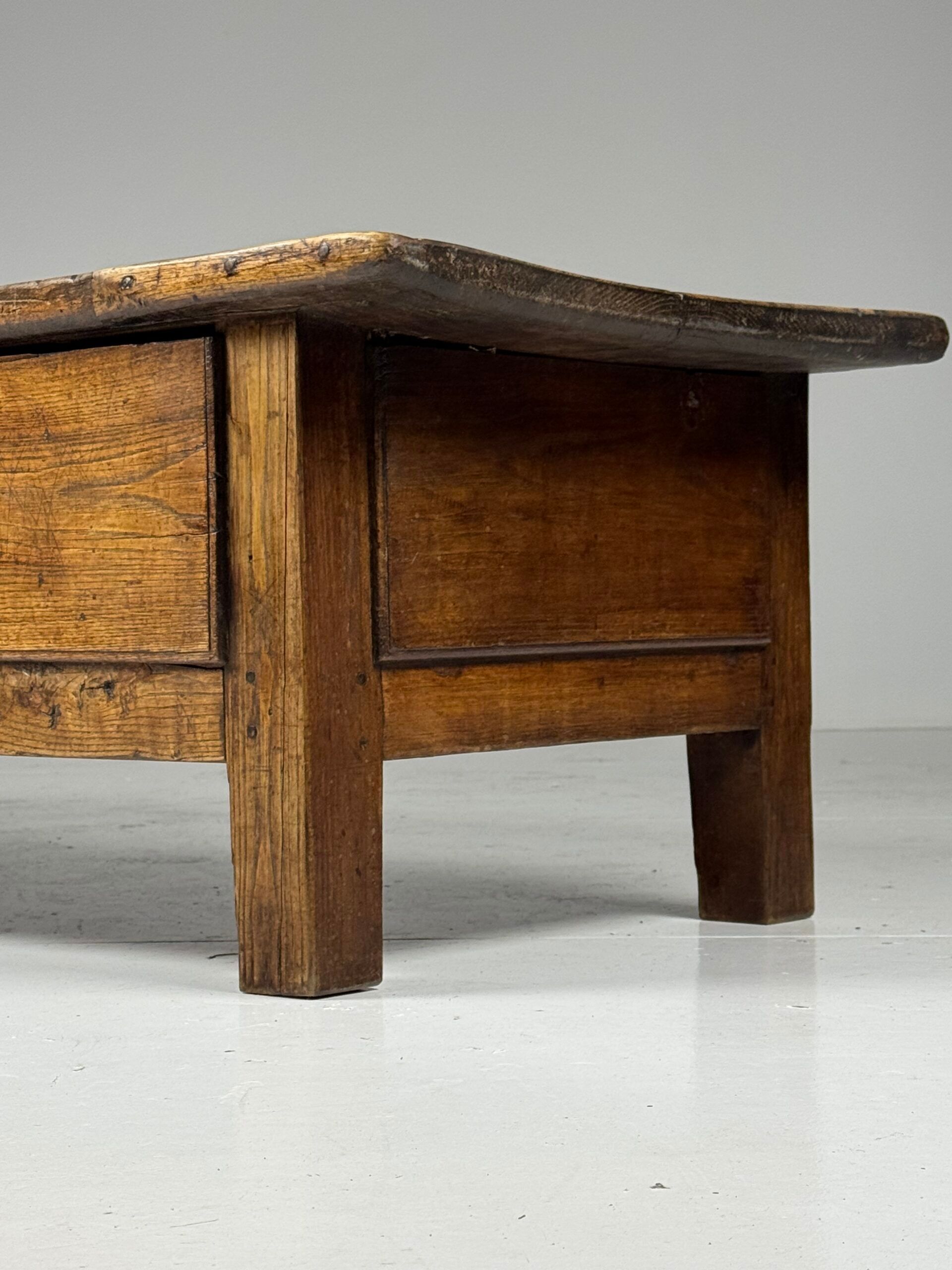 Table basse espagnole du XVIIIe siècle