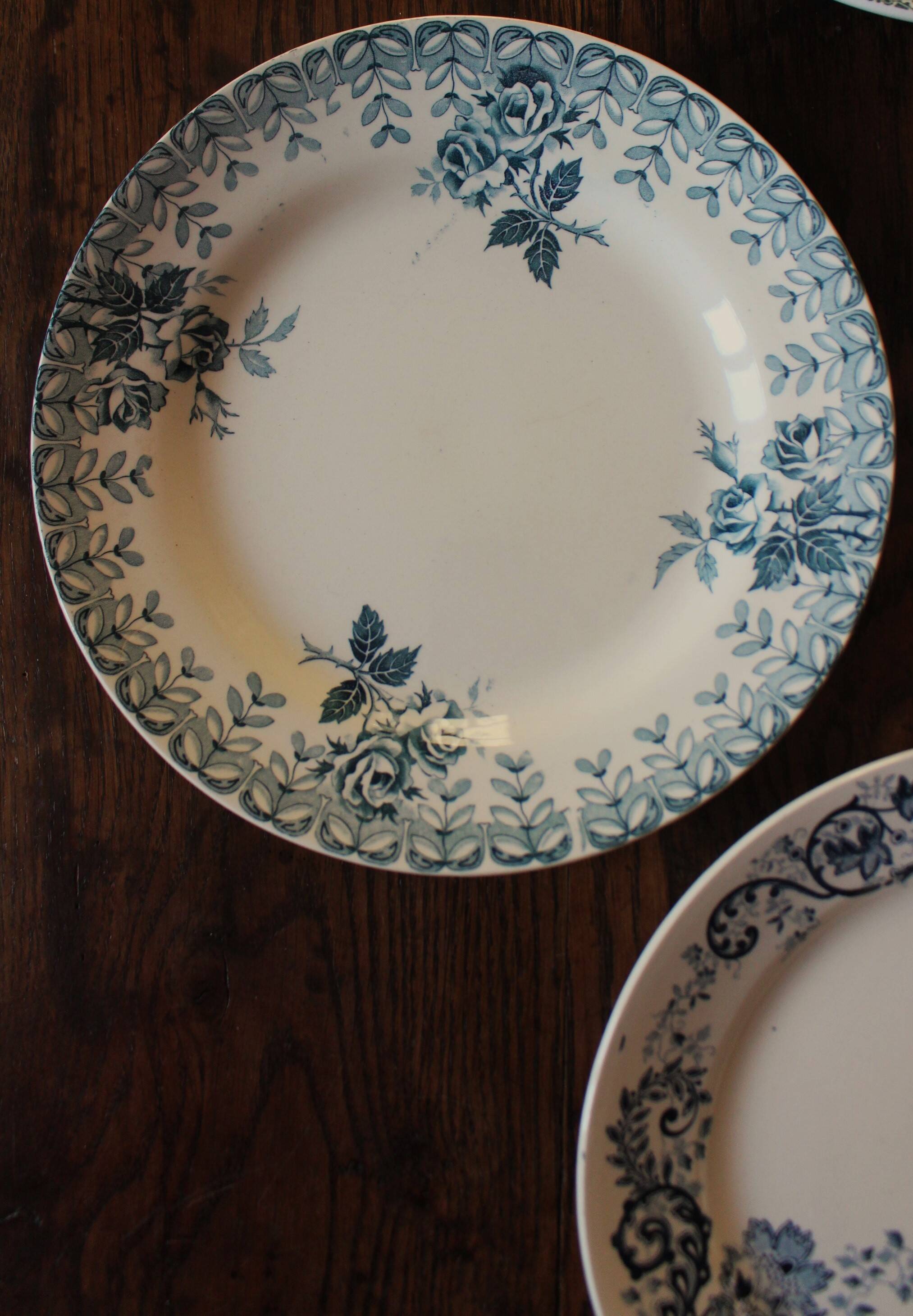 A set of 4 flat plates Terre de fer mismatched blue