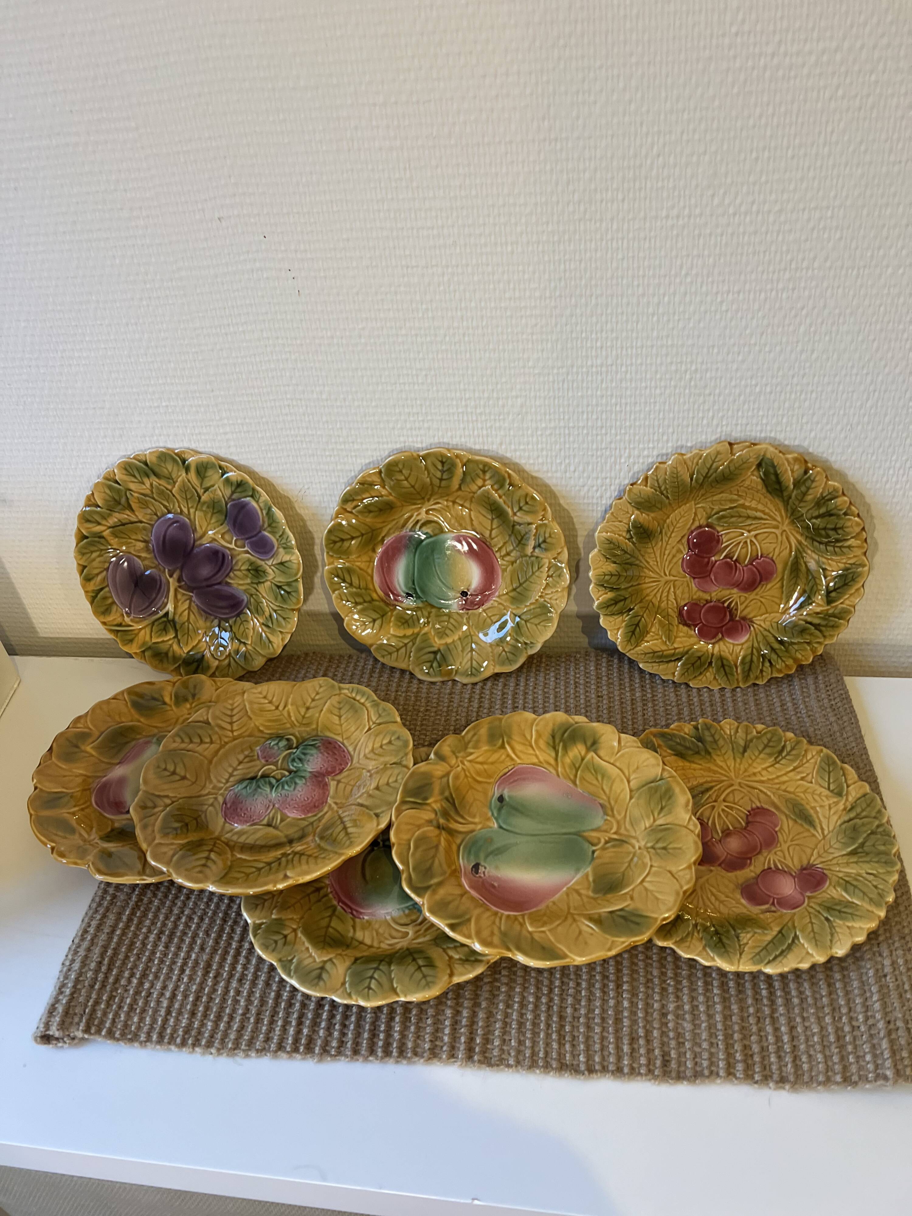 Set of 8 dessert plates in Sarreguemines slip