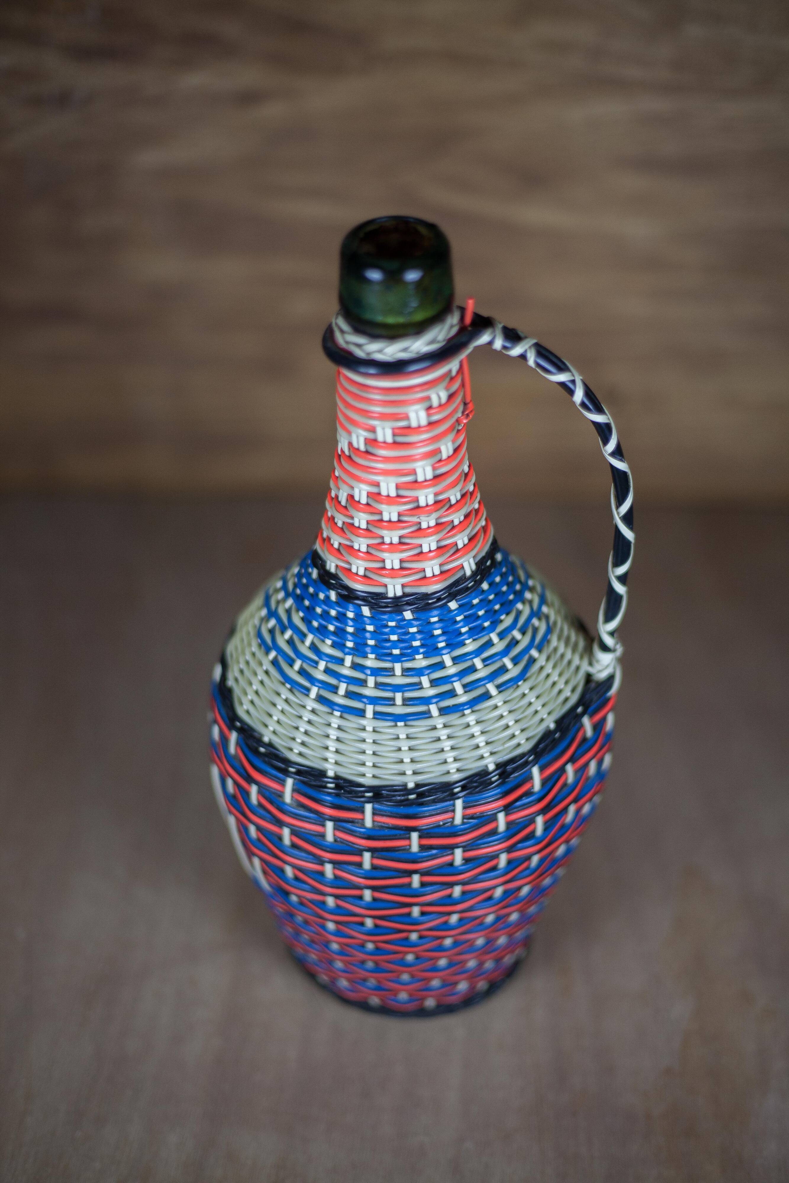 Braided thread bottle, plastic thread, scoubidou bottle, glass bottle, interior decoration,