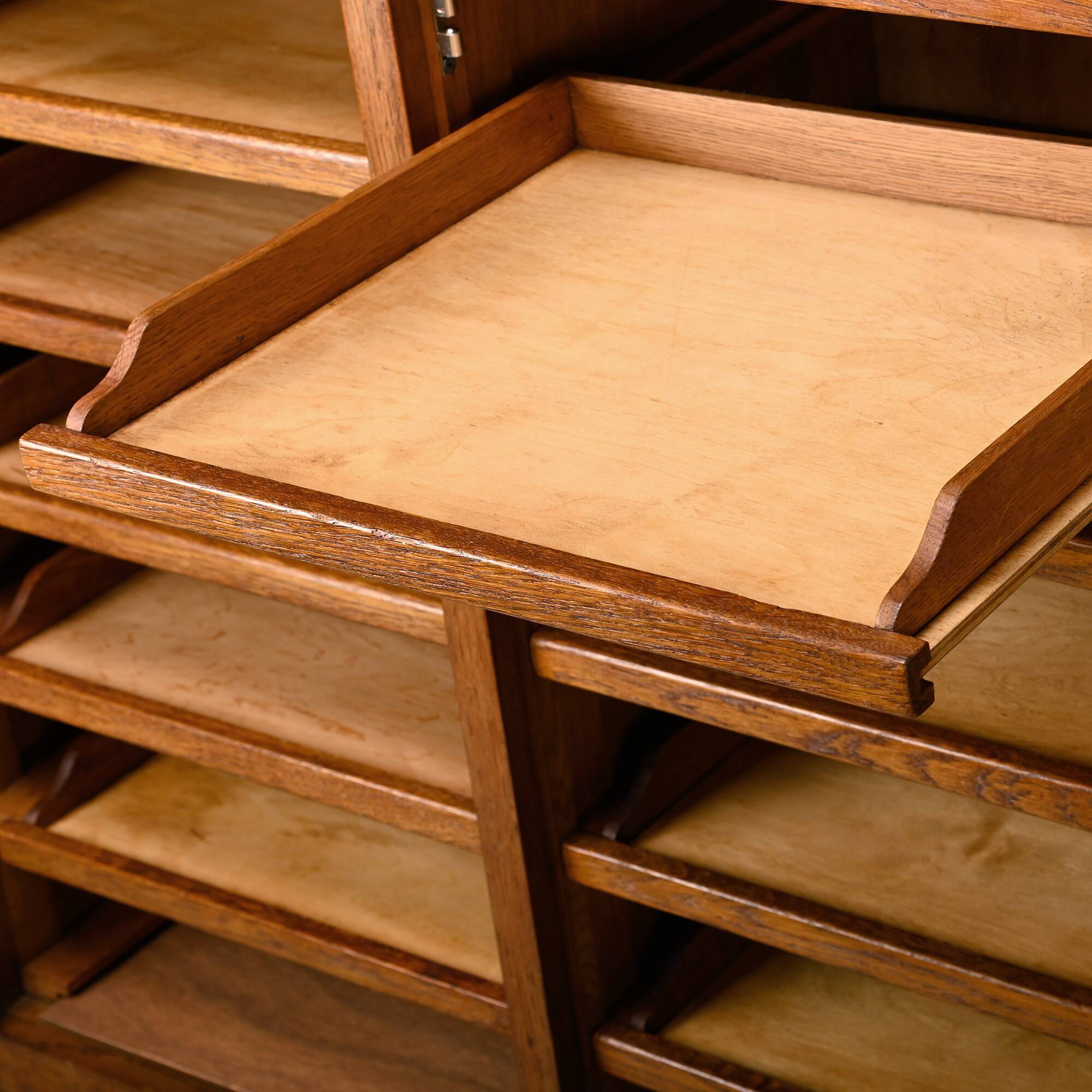 Cabinet d'archive en chêne moderniste, commode dans le style de l'École d'Amsterdam