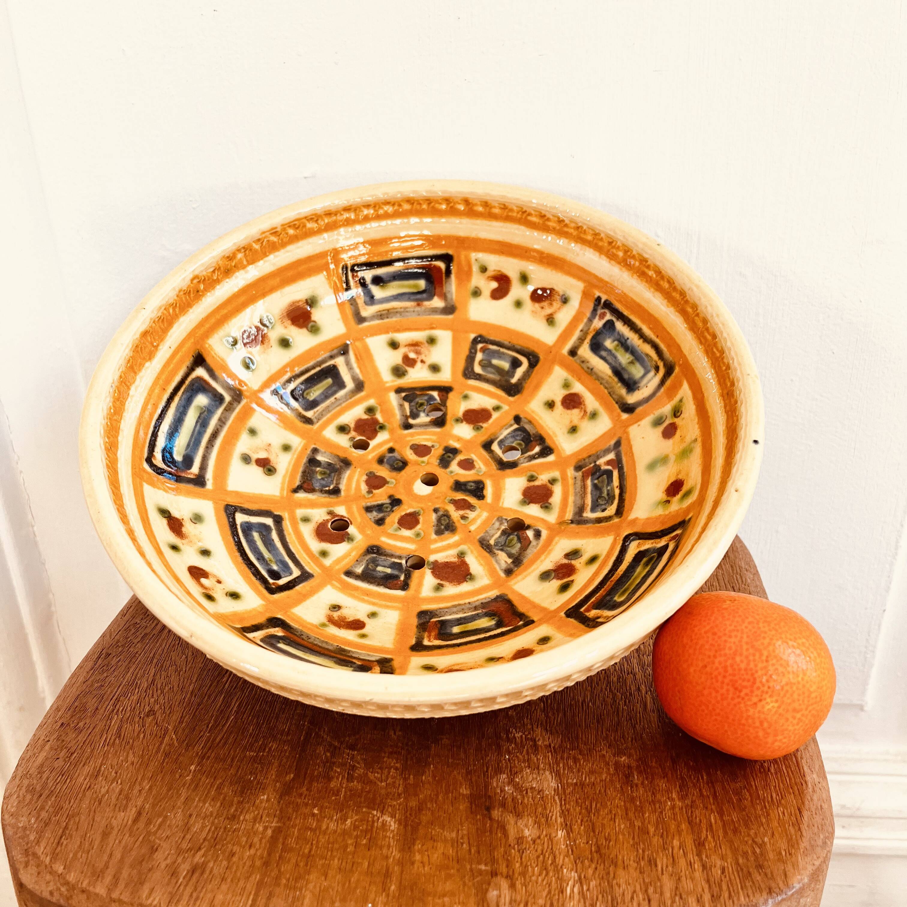 Draining dish on feet