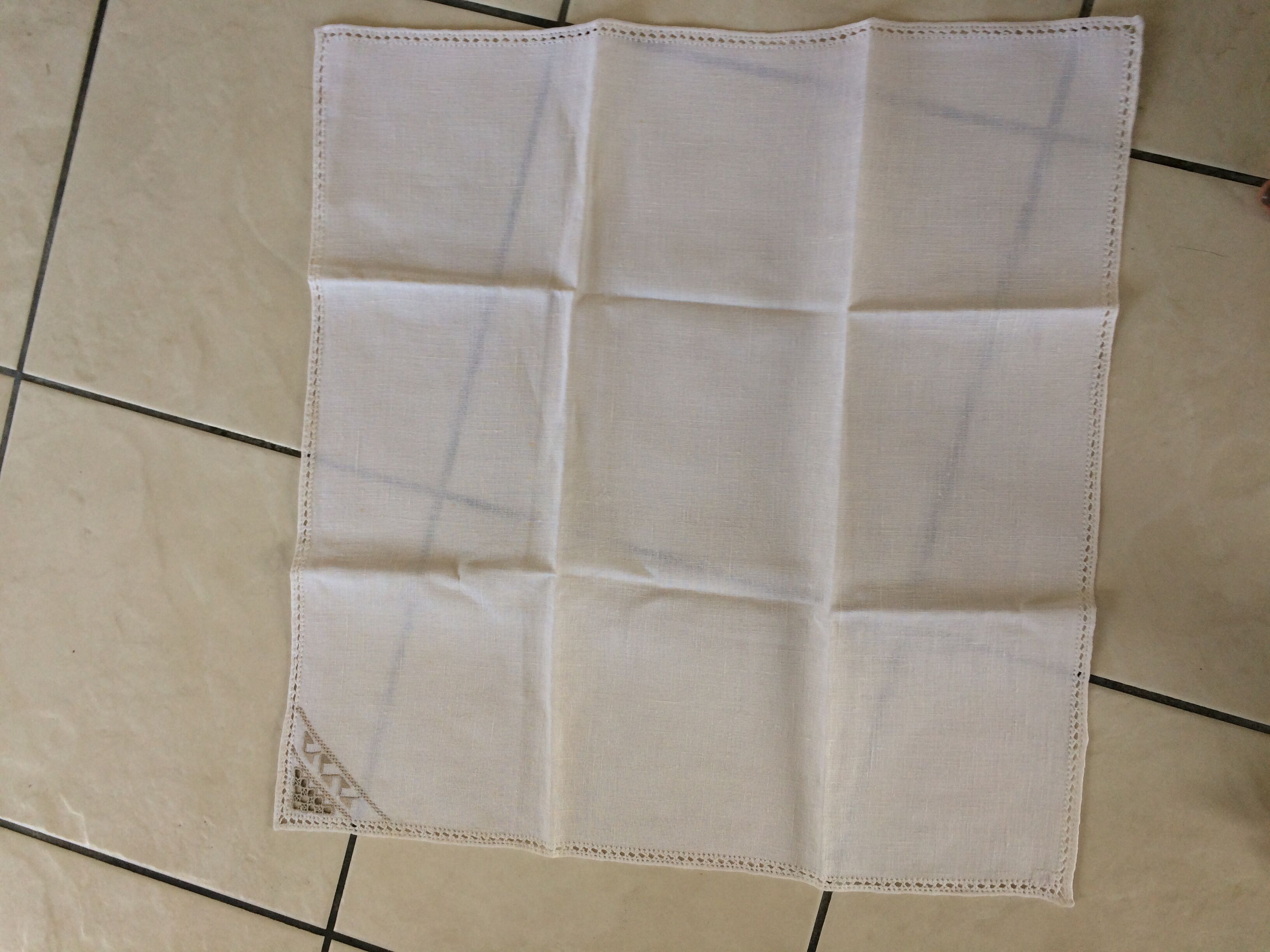 6 serviettes en lin écru avec broderies beige faites main.