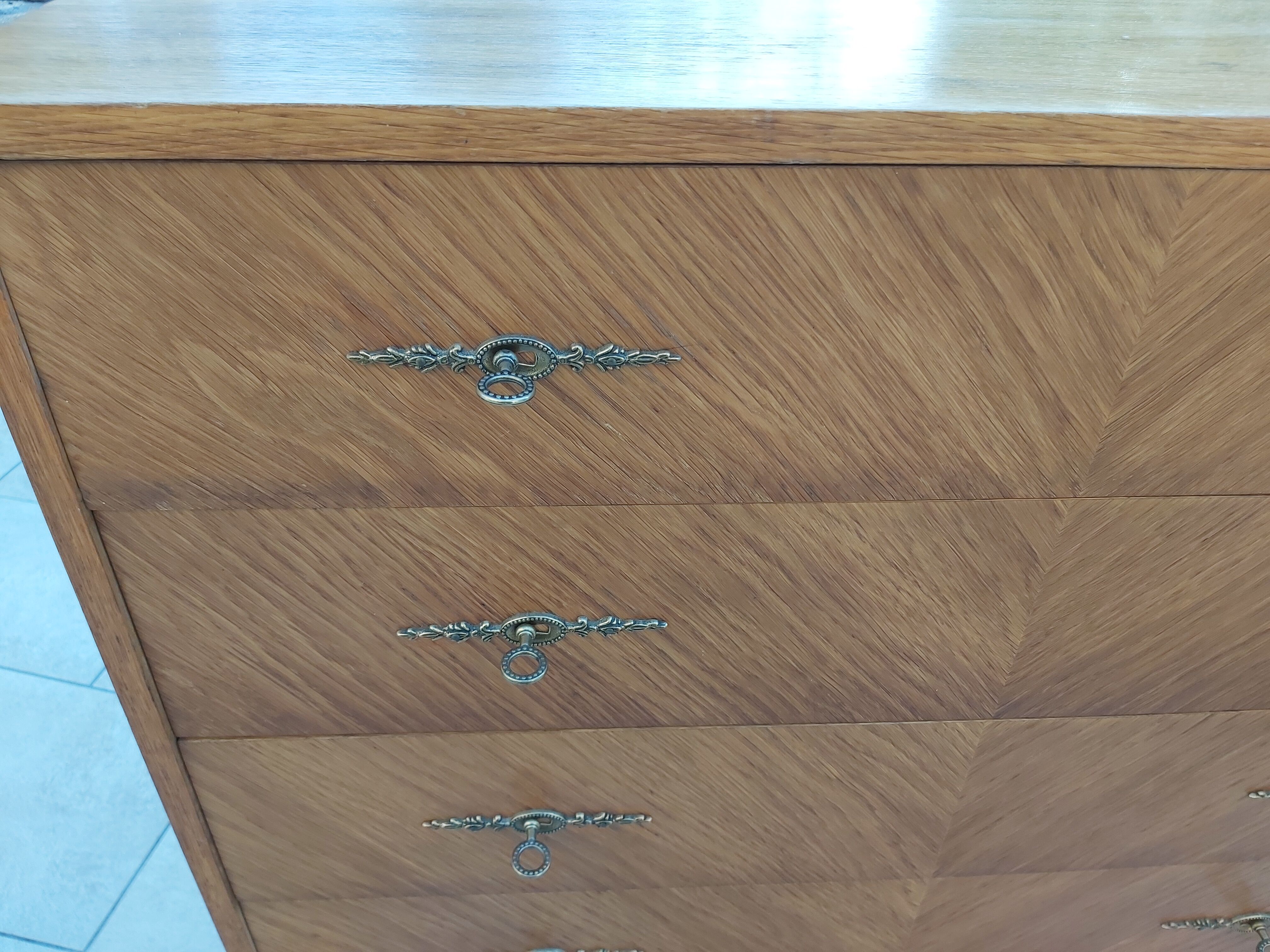 Oak chest of drawers