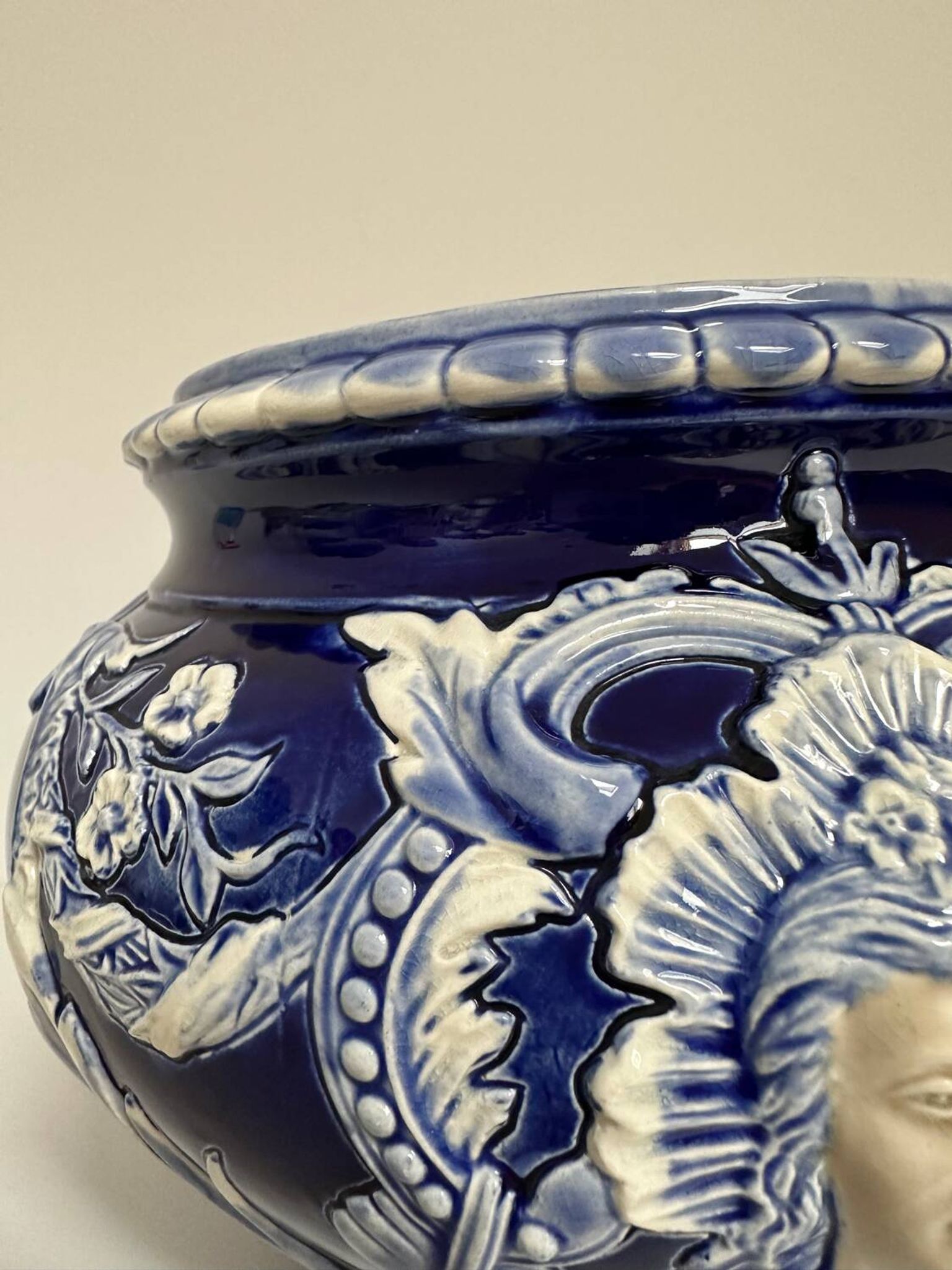 Vase - Cache pot en faïence baroque de Saint Clément, XIX eme
