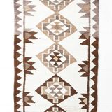 Tapis kilim ancien en laine – style bohème, motifs ethniques sur fond clair