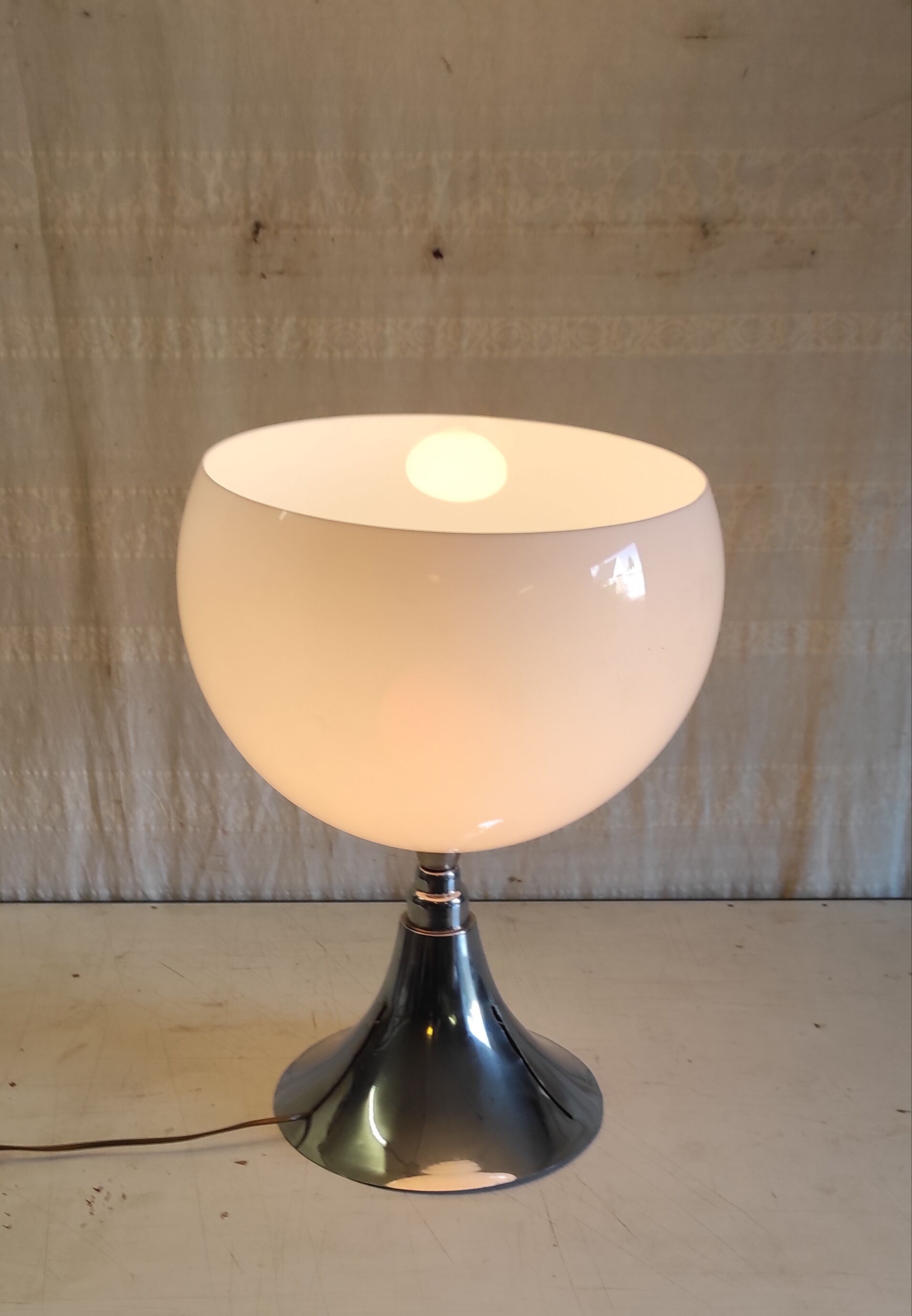 Table lamp in chrome metal and white globe - mid 20th century.