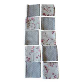 Un lot de 10 serviettes de table gris bleu Pois Fleurs roses