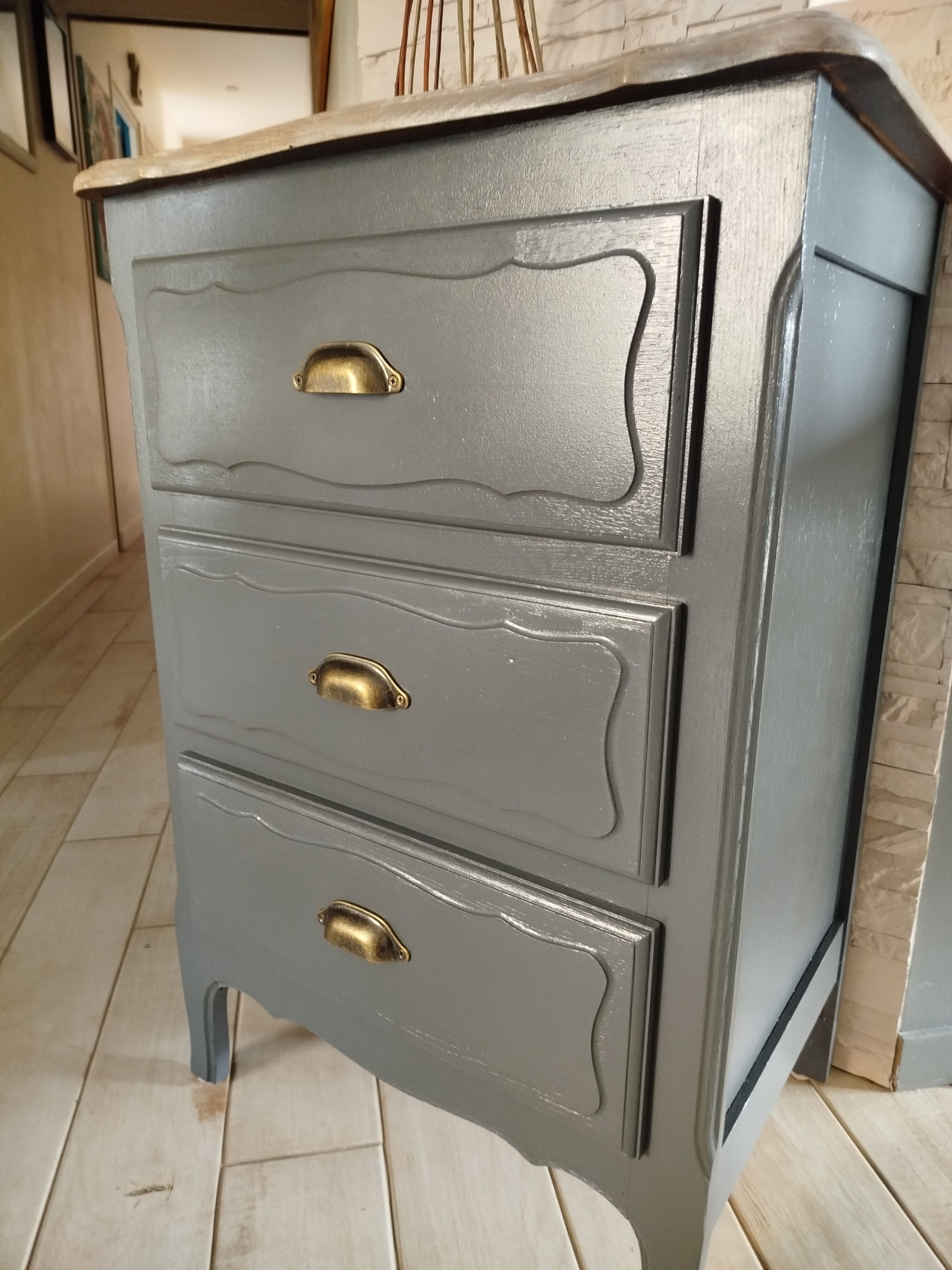 Chest of drawers